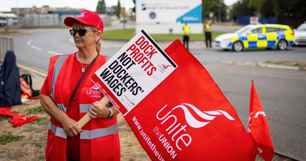 royaume-uni-employee-greviste Le Royaume-Uni s'enfonce dans une crise sociale historique
