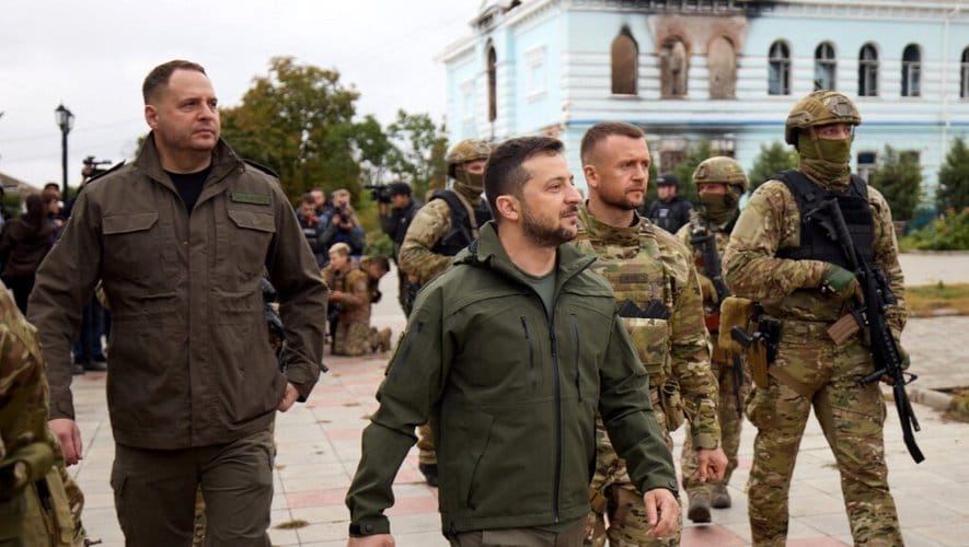 2022 : la mue de Volodymyr Zelensky en chef de guerre