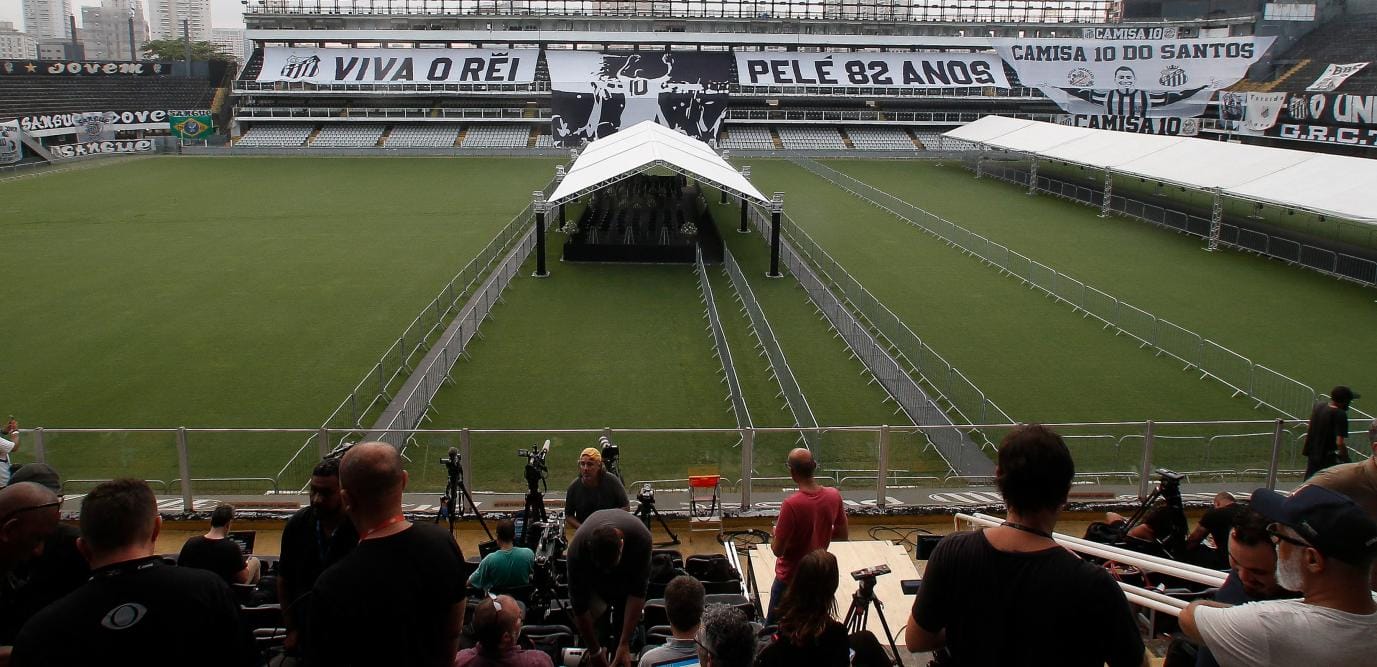 Les adieux du Brésil à Pelé : une veillée de 24 h au stade de Santos