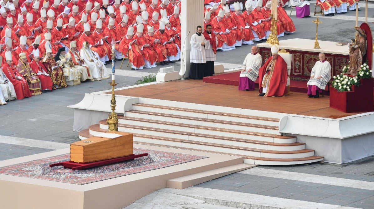 L’ultime adieu au Pontife Benoît XVI