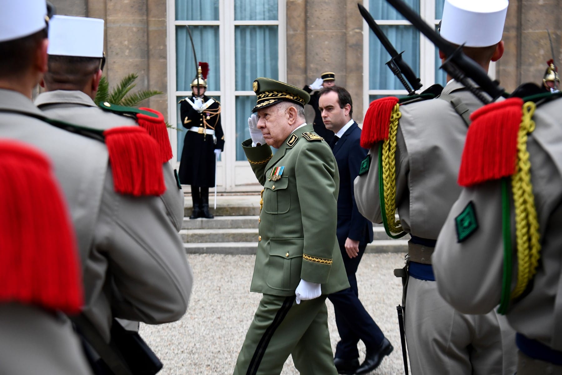 Algérie : le général d’armée à Paris pour une visite officielle, une première en 17 ans