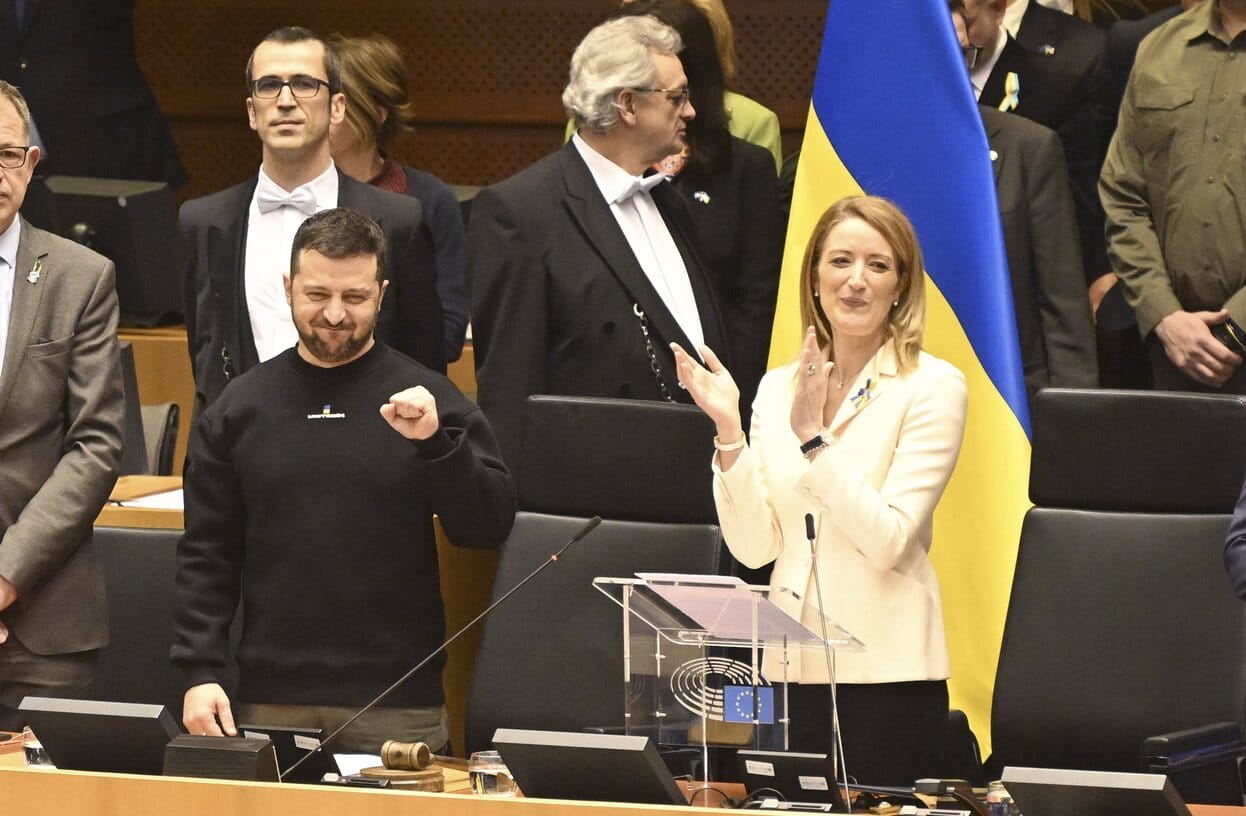 Guerre en Ukraine : ovation pour Zelensky au Parlement européen