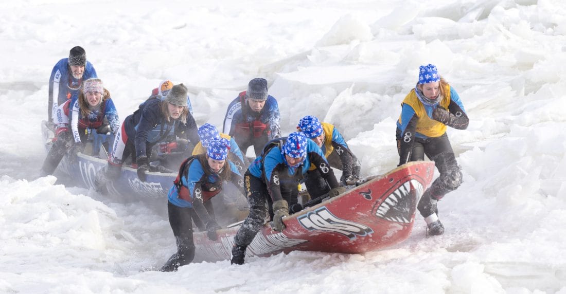 Qu&eacute;bec : course de canot &agrave; glace
