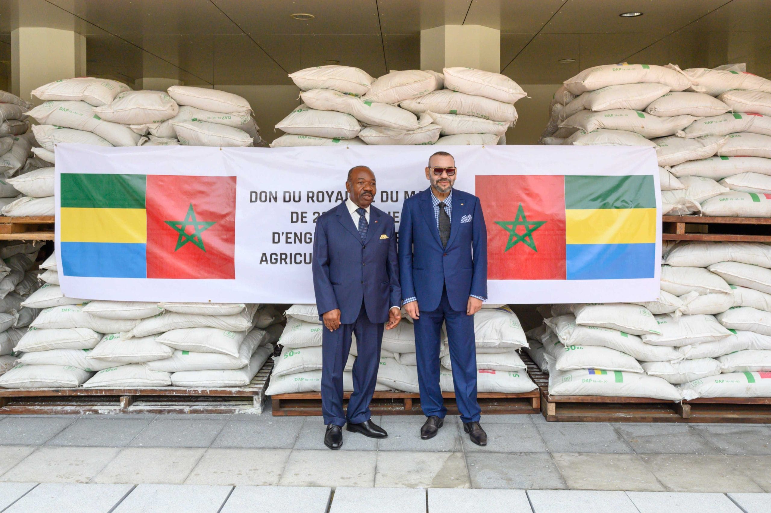 Le roi Mohammed VI remet un don de fertilisants aux agriculteurs gabonais