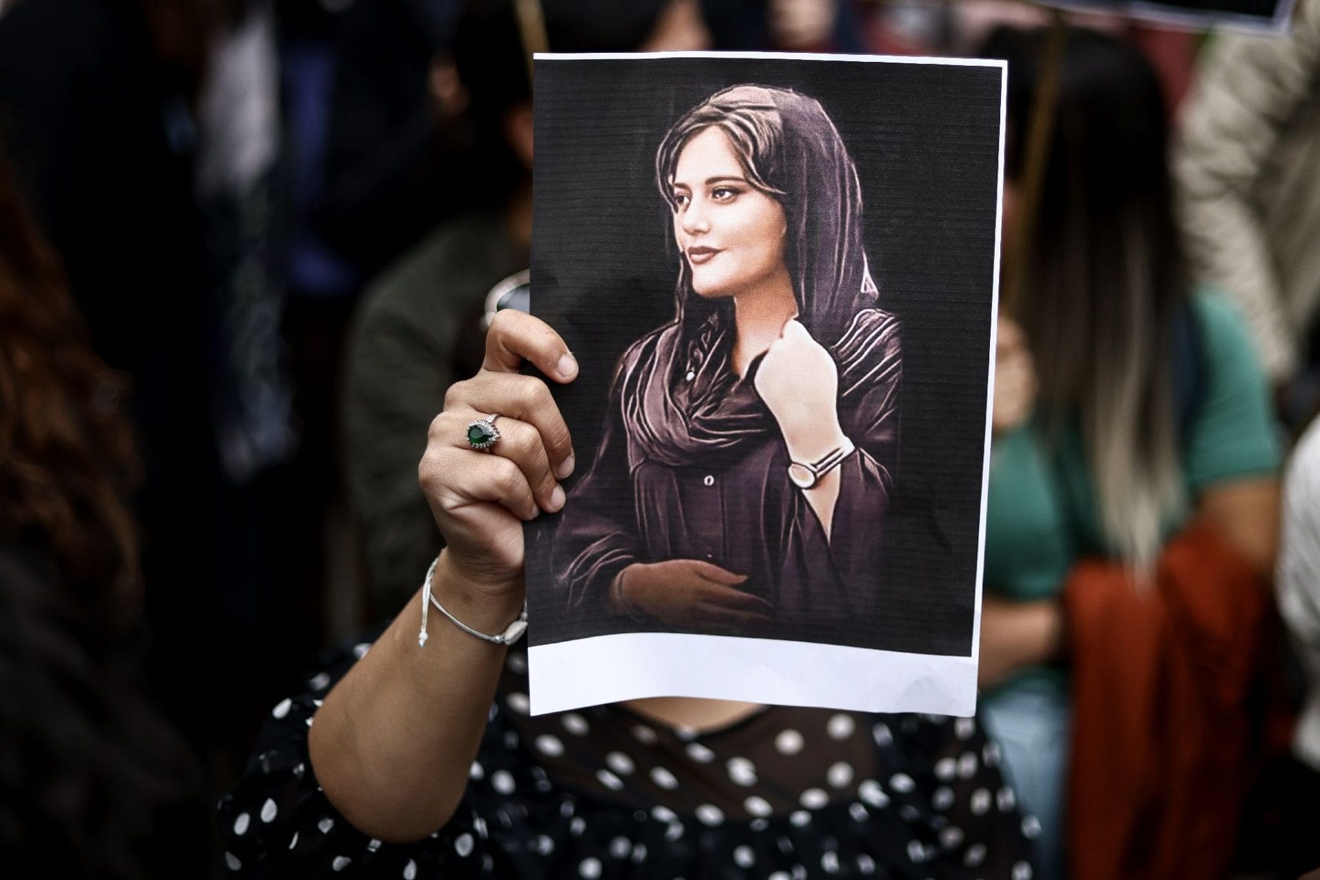 Iran : «les gens continuent à ne plus obéir au régime»