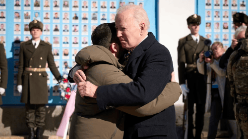 Le président Biden a enlacé son homologue ukrainien devant un monument aux victimes de la guerre. 