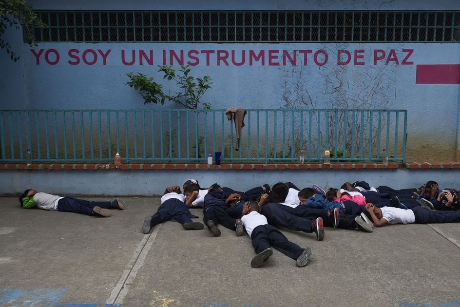 À Caracas, les élèves apprennent à survivre aux fusillades