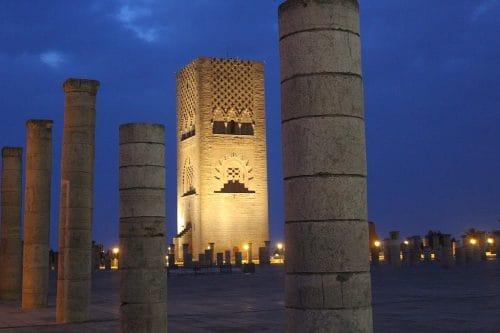 La tour Hassan est une tour emblématique constituant le minaret inachevé de la mosquée où les fidèles se réunissent durant les horaires de prière à Rabat.