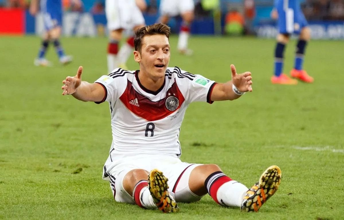 À 34 ans , Mesut Özil raccroche les crampons