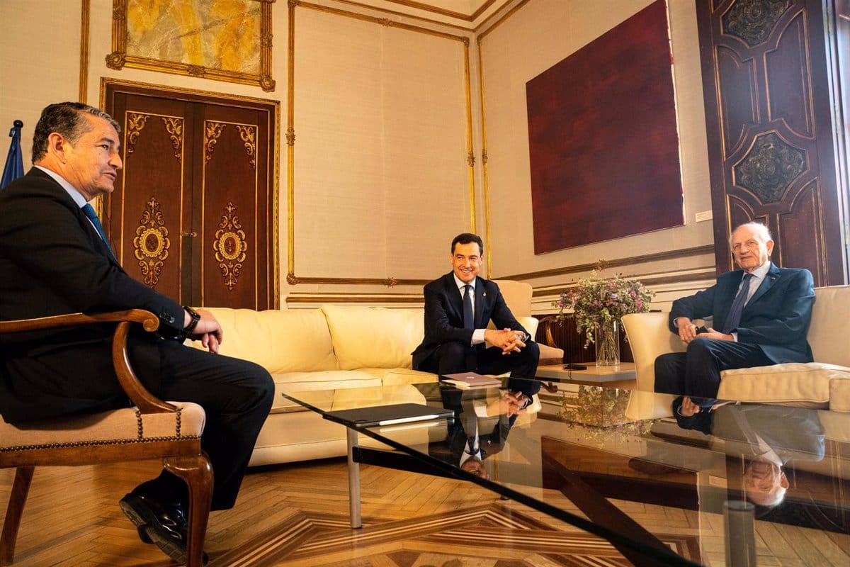 Le président du gouvernement autonome de la région de l’Andalousie reçoit André Azoulay, le conseiller du roi Mohammed VI au palais de San Telmo.