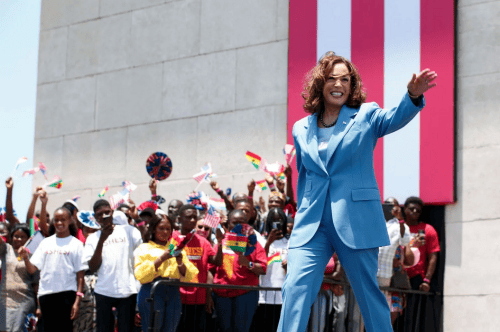 La vice-présidente américaine, Kamala Harris, salue la population ghanéenne alors qu’elle va s’adresser à la jeunesse au Black Star Square à Accra, Ghana, le 28 mars 2023. 