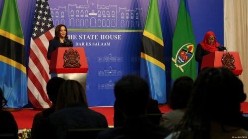 La vice-présidente américaine, Kamala Harris, et la présidente de la Tanzanie, Samia Suluhu Hassan, lors du point de presse conjoint, le 30 mars 2023 à Dar Es Salam. 