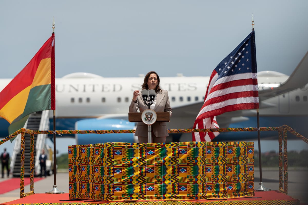 La vice-présidente américaine, Kamala Harris, lors de son point de presse à l’attérissage à l’aéroport d’Accra, au Ghana, le 26 mars 2023.