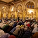 Les musulmans prient après avoir rompu leur jeûne à la mosquée Massalikul Jinaan à Dakar, Sénégal en 2021.