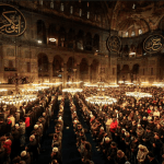 Les fidèles musulmans exécutent une prière nocturne appelée "tarawih" à la veille du premier jour du mois de jeûne sacré musulman du Ramadan en Turquie à la mosquée Sainte-Sophie à Istanbul, en Turquie, le mercredi 22 mars 2023.