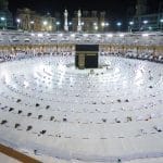 Les musulmans exécutent la prière du soir "tarawih" autour de la Kaaba à La Mecque, en Arabie saoudite, le 13 avril 2021.