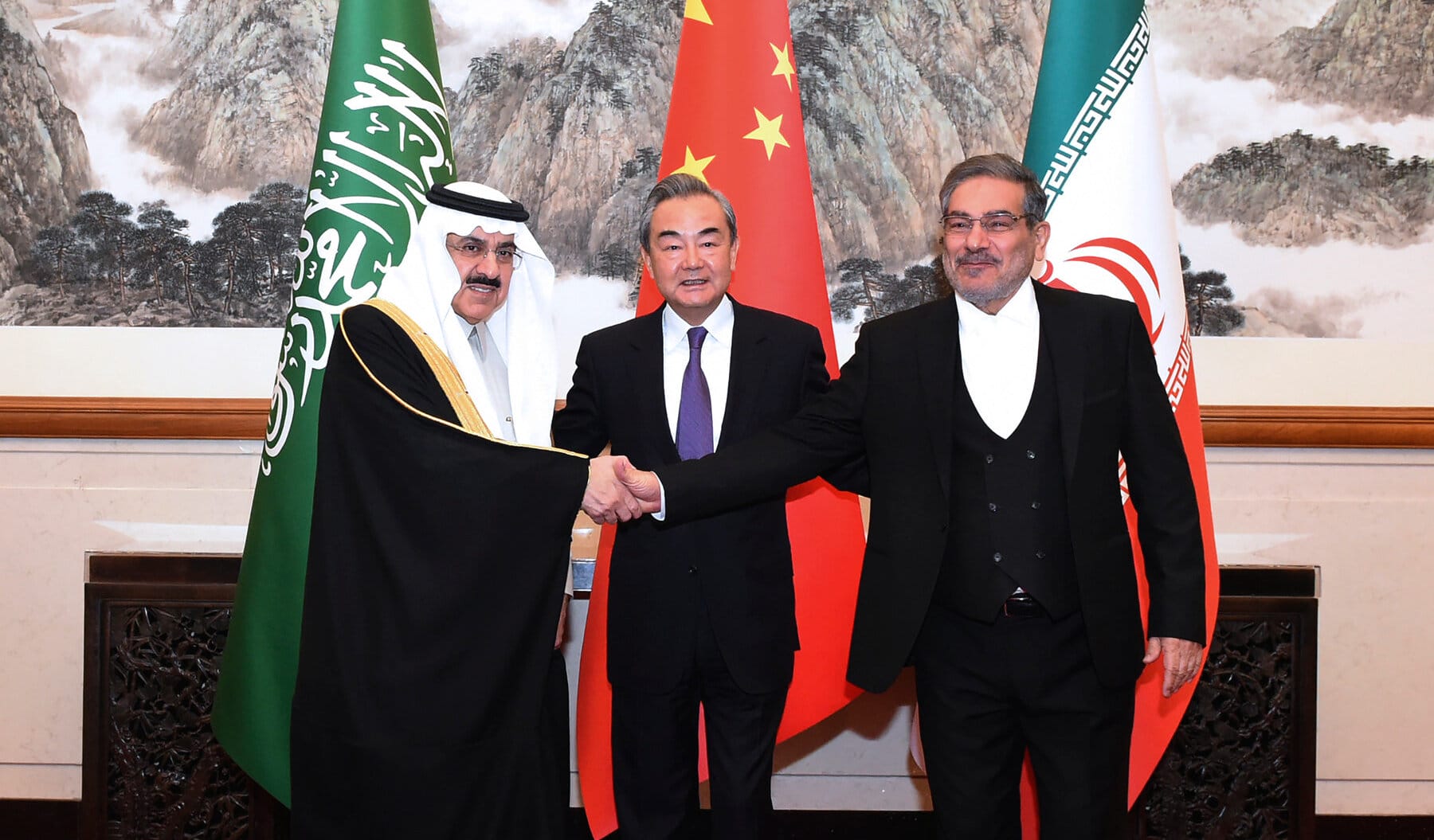 Wang Yi, plus haut représentant de la diplomatie chinoise, avec à gauche Musaad bin Mohammed al-Aiban, conseiller à la sécurité de l'Arabie saoudite, et à droite le secrétaire du Conseil suprême de sécurité nationale iranien, Ali Shamkhani, à Pékin ce vendredi 10 mars 2023.