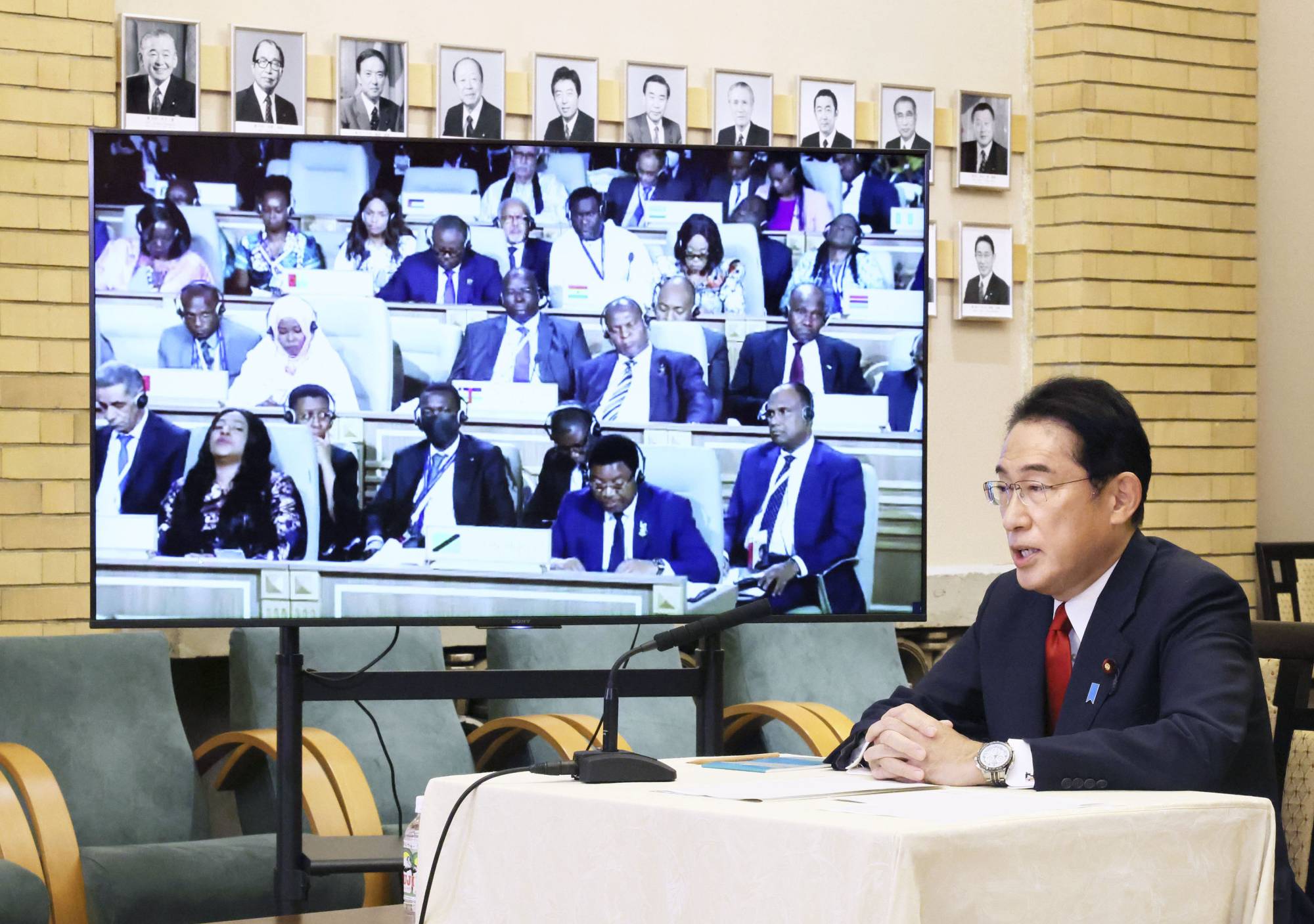 Le Premier ministre japonais, Fumio Kishida, en visioconférence lors de la 8e Conférence internationale de Tokyo sur le développement de l'Afrique (TICAD-8).