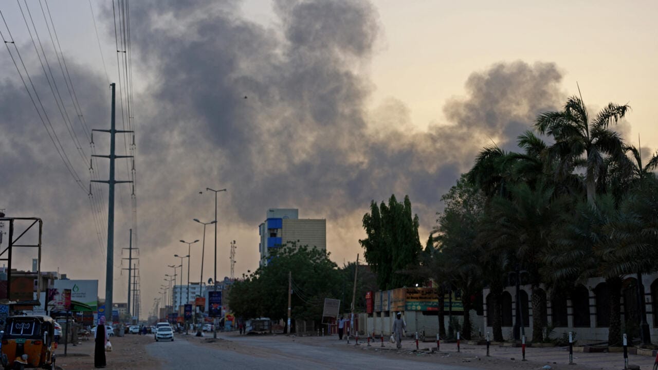 Des colonnes de fumée s'élèvent au-dessus des immeubles résidentiels de l'est de Khartoum, le 16 avril 2023.