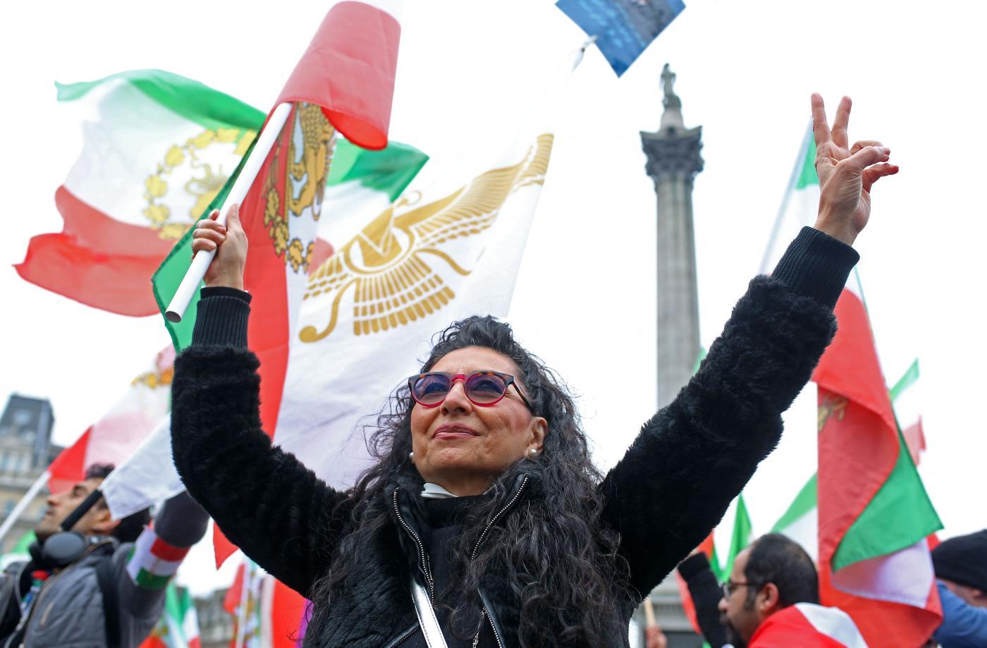 Des manifestants anti gouvernementaux brandissent des pancartes et des drapeaux lors d’une marche à l’occasion du 44e anniversaire de la révolution iranienne, le 11 février 2023 à Trafalgar Square, dans le centre de Londres.