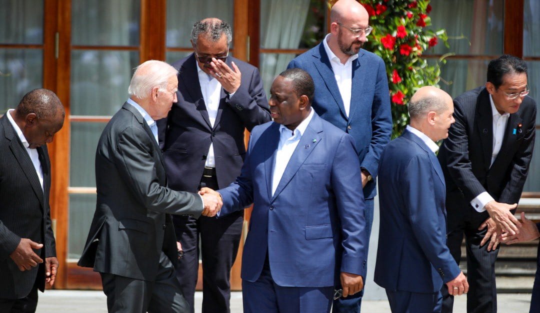 Le président sénégalais Macky Sall serrant la main du président américain Joe Biden lors du sommet du G7, le 27 juin 2022.