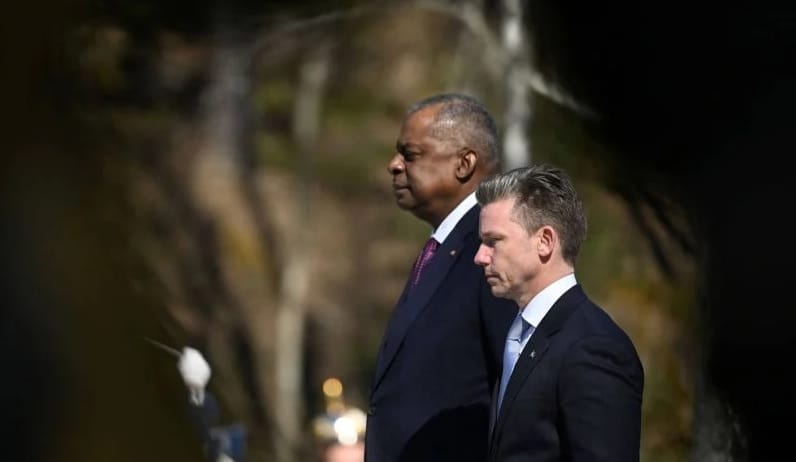 Le ministre suédois de la Défense Pal Jonson reçoit le secrétaire américain à la Défense Lloyd Austin à la base navale de Musko, Suède, le 19 avril 2023.