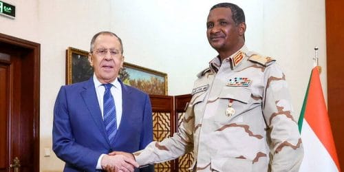 Mohamed Hamdan Dagalo, dit « Hemdeti » lors de la visite de Sergueï Lavrov à Khartoum, au Soudan, le 9 février 2023. Le ministre russe des Affaires étrangères en a profité pour appeler la communauté internationale à lever les sanctions rétablies après le coup d’Etat de 2021. 