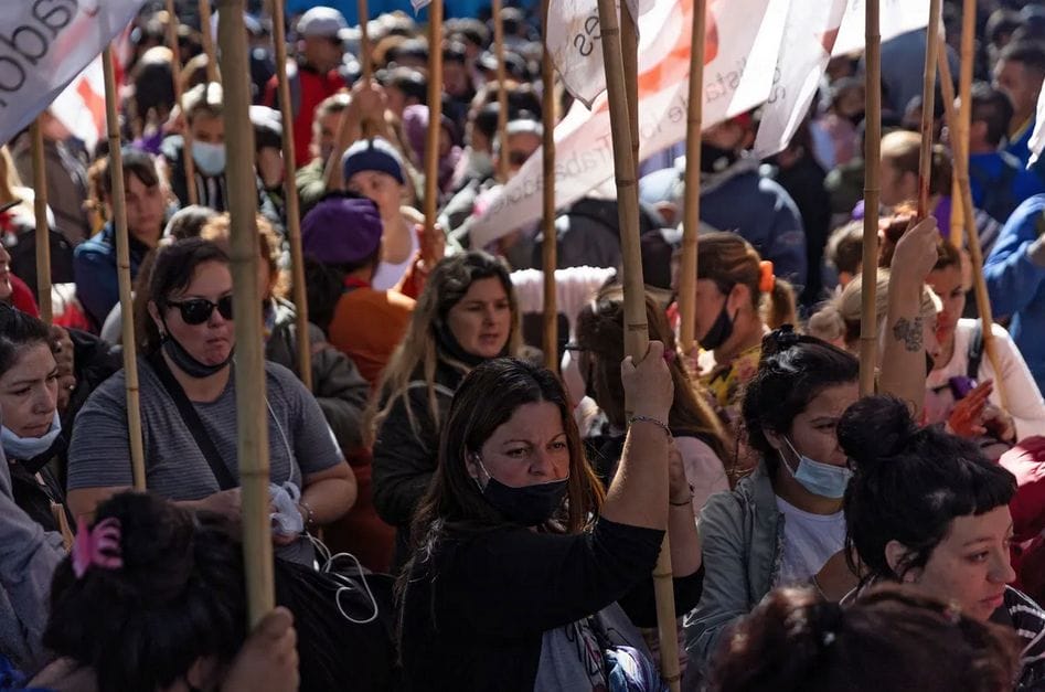 Des milliers d’Argentins ont défilé dans les rues de Buenos Aires, mercredi 13 avril 2022, pour manifester contre l’inflation.