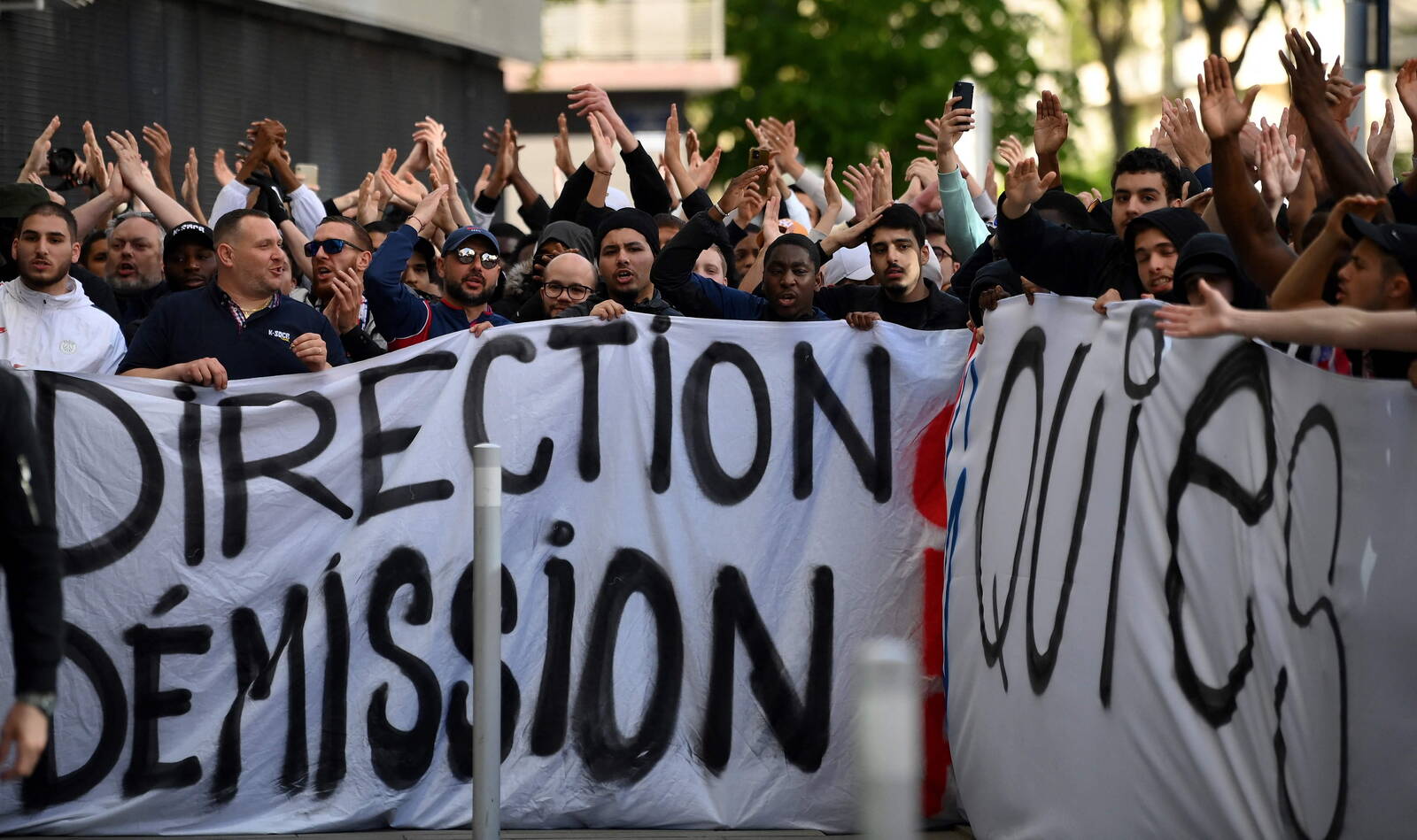 Les supporters du Paris Saint Germain (PSG) manifestent devant le siège du club pour protester contre une procédure disciplinaire à l'encontre de Lionel Messi à Boulogne-Billancourt, le 3 mai 2023. © Franck Fife / AFP