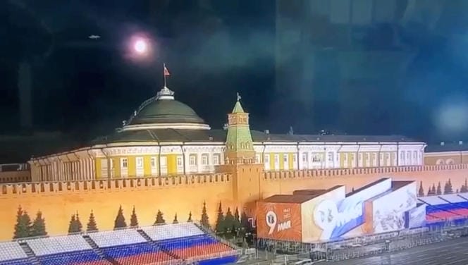 Un objet volant filmé au-dessus du palais du Sénat, au Kremlin, à Moscou (capture d’écran) lors de l’attaque présumée d’un drone ukrainien, le 3 mai 2023. © OSTOROZHNO NOVOSTI / VIA REUTERS