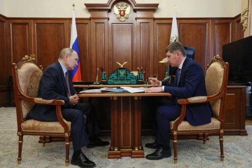 Le président russe, Vladimir Poutine, s'entretient avec le ministre du Développement économique, Maxime Rechetnikov. © DR