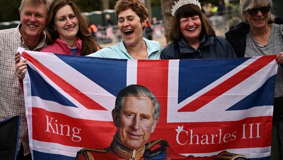 Des sympathisantes de la famille royale sur le Mall avant le couronnement du roi Charles III, le 5 mai 2023 à Londres. © Marco BERTORELLO / AFP
