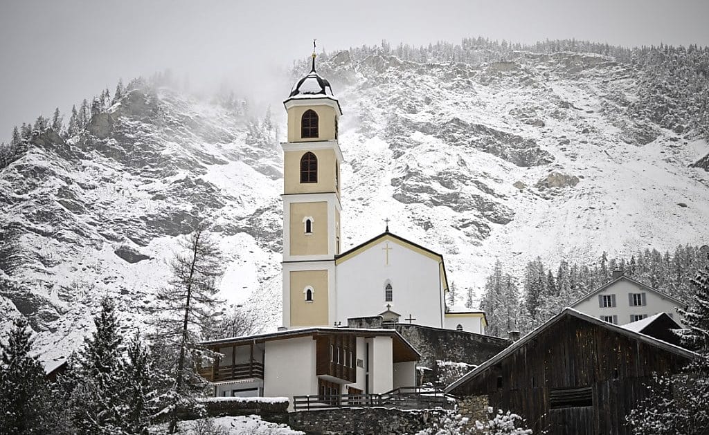 UNWETTER, ERDRUTSCH, BERGSTURZ, BRIENZER RUTSCH, BRIENZER ERDRUTSCH, Menacé de s’effondrer, un village en Suisse contraint d'évacuer ses habitants