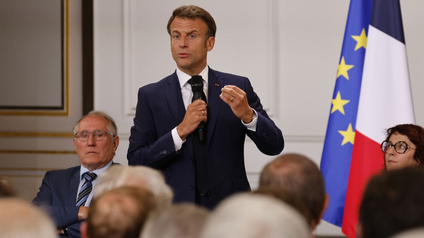 Émeutes après la mort de Nahel : Emmanuel Macron annonce une loi d'urgence pour la reconstruction
