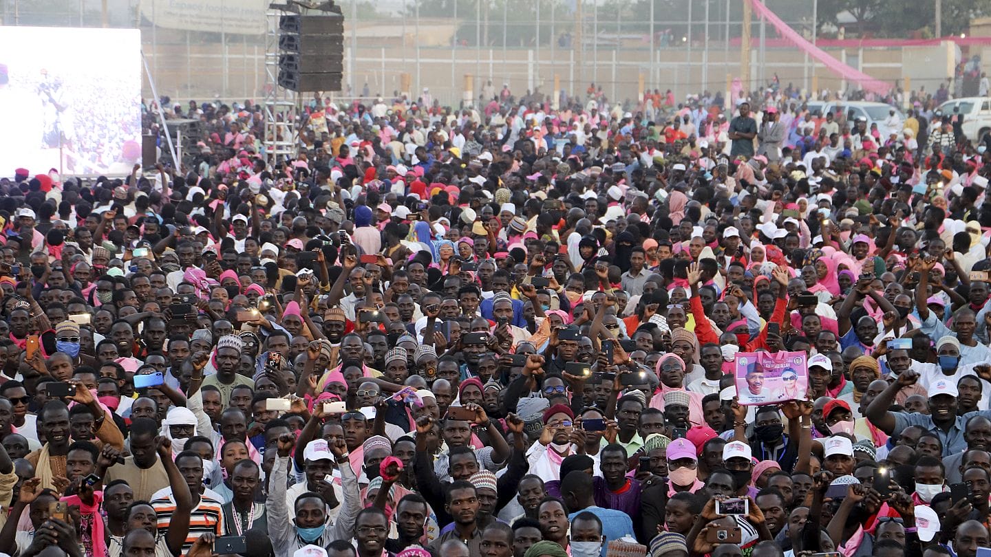 Junte au Niger : démonstration de force au stade de Niamey avec 30.000 supporters