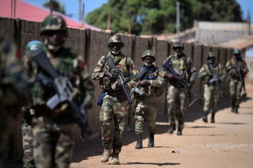 Des soldats sénégalais membres des forces de la Cedeao patrouillent à Bara, le 22 janvier 2017. © CARL DE SOUZA/AFP