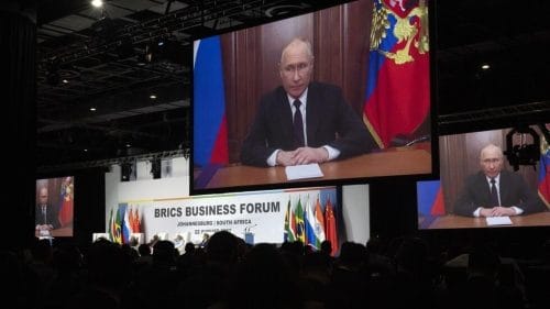 Le mardi 22 août 2023, à l'ouverture du sommet des BRICS à Johannesburg en Afrique du Sud, le président russe Vladimir Poutine a pris la parole par visioconférence. © Jerome Delay / AP