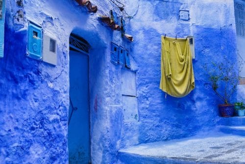 La ville se démarque, en effet, par ses ruelles étroites et ses maisons blanchies à la chaux et recouvertes de bleu de smalt. 