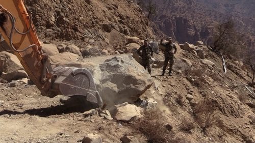 Les efforts se poursuivent pour restaurer l’accès aux routes menant à Tigouga, commune rurale dans la province de Taroudant. © Le360