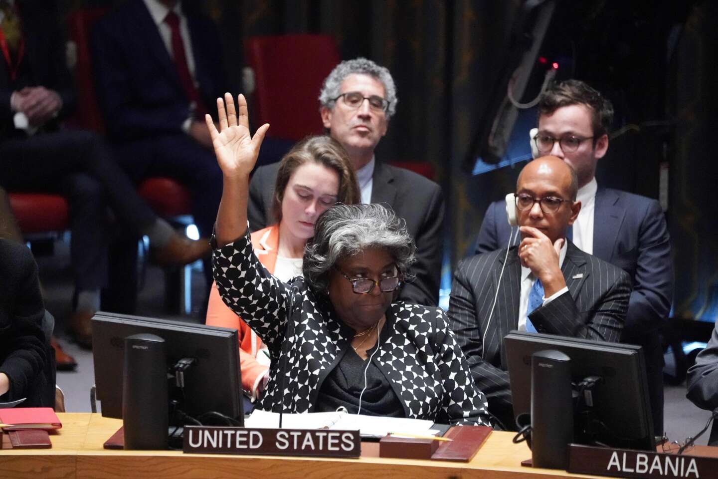 L'ambassadrice américaine auprès des Nations Unies Linda Thomas-Greenfield vote contre un projet de résolution parrainé par le Brésil le 18 octobre 2023.