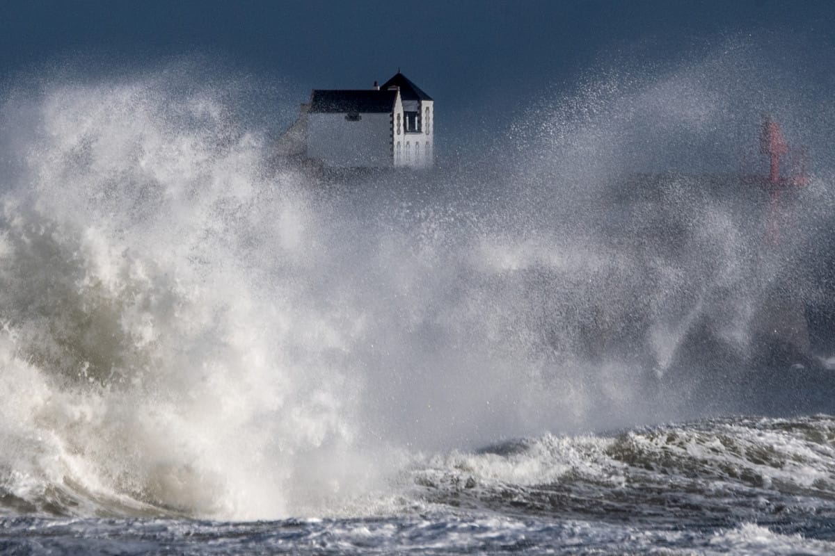 La tempête Karlotta apporte des vagues spectaculaires sur la côte Atlantique