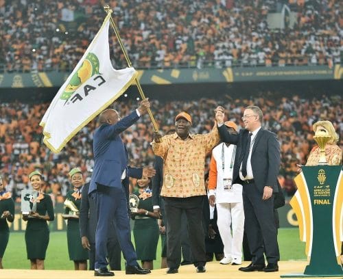 allassane ouattara remet le drapeau à Fouzi Lekjaa