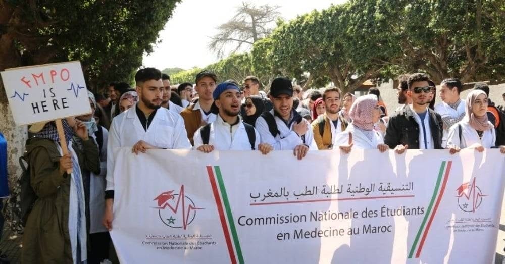 Les étudiants en médecine intensifient les protestations