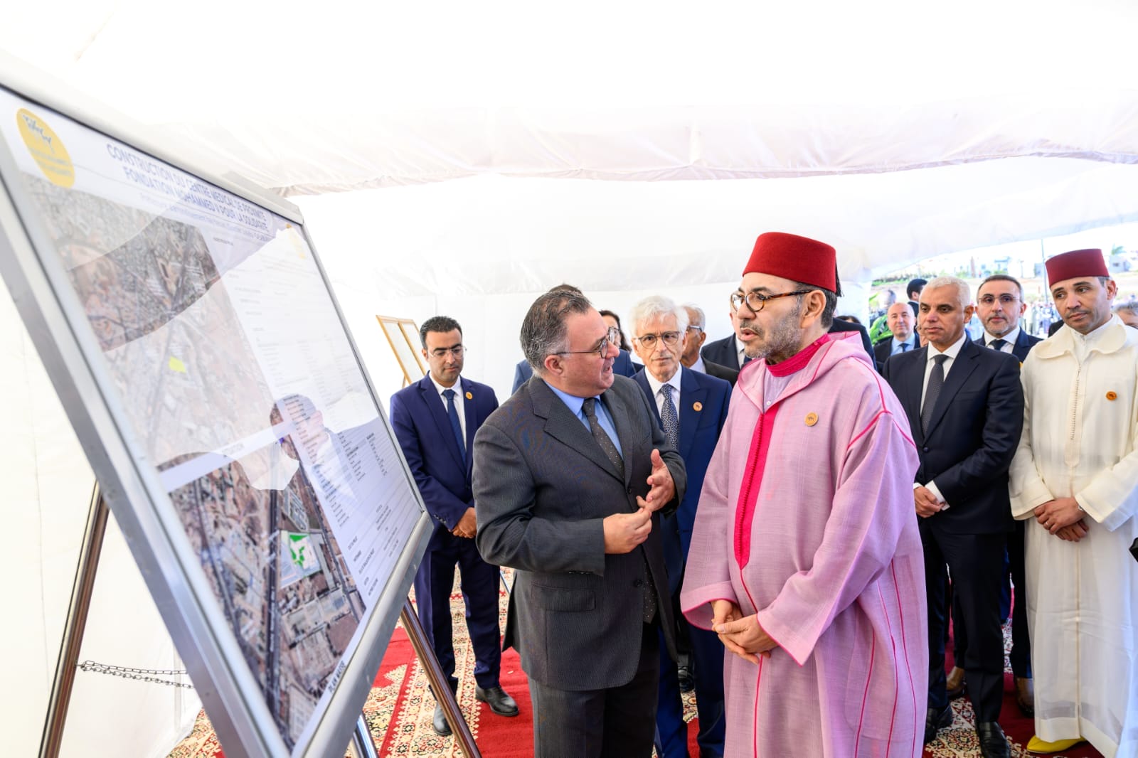 Le roi Mohammed VI lors de la pose de la première pierre du centre médical de proximité à Lissasfa