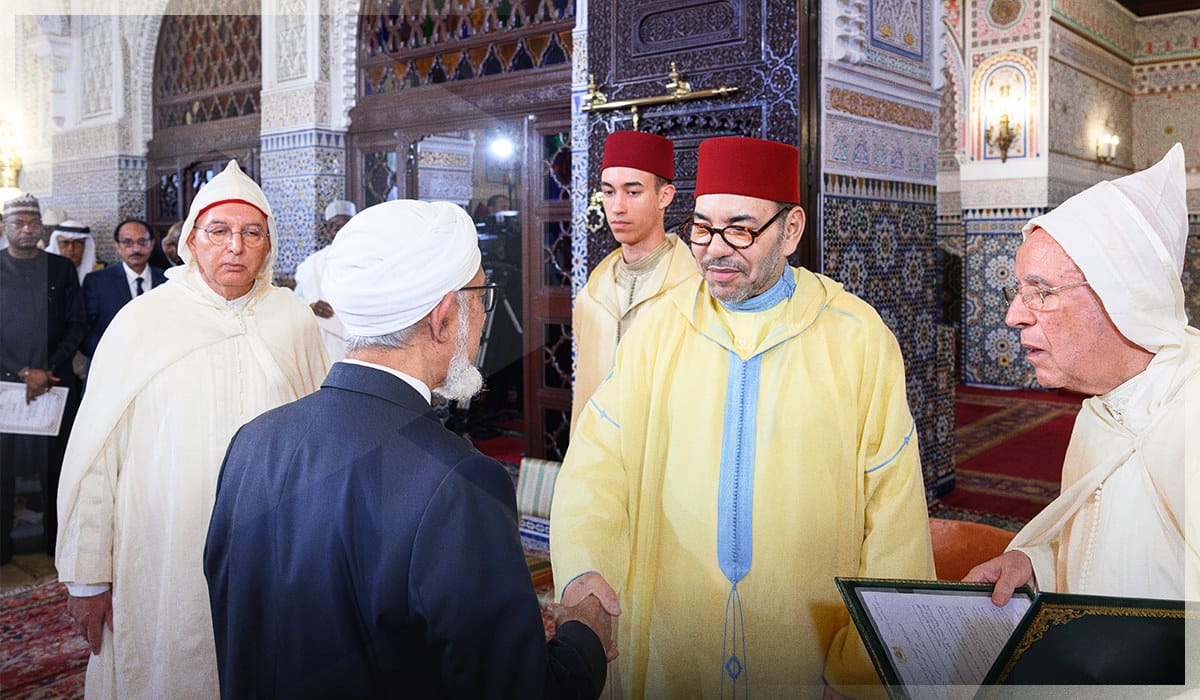 SM le Roi Mohammed VI, accompagné de SAR le Prince héritier Moulay El Hassan, de SAR le Prince Moulay Rachid et de SS le Prince Moulay Ismail