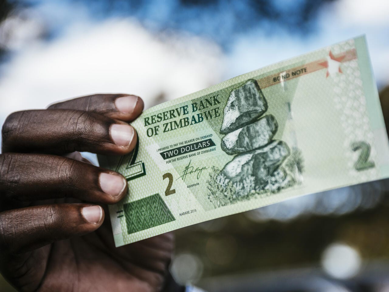 Coupure de la nouvelle monnaie zimbabwéenne