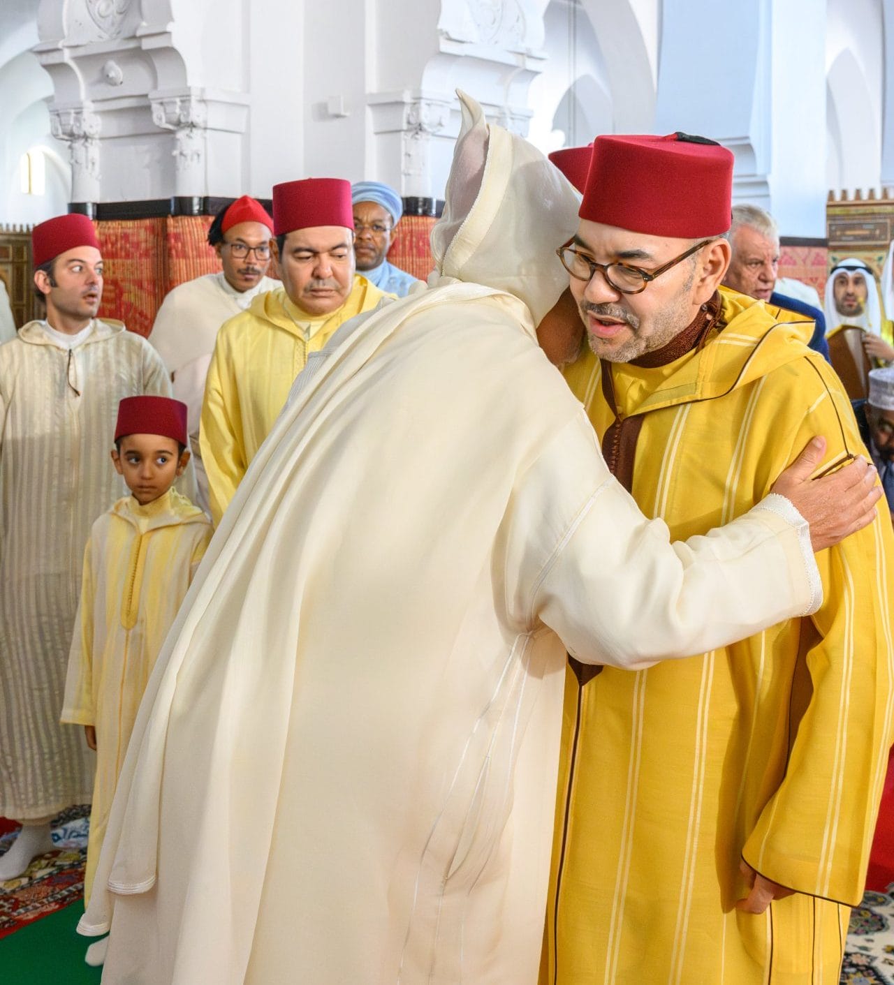 Le Roi accomplit la prière de Aïd Al-Fitr et reçoit les vœux en cette heureuse occasion