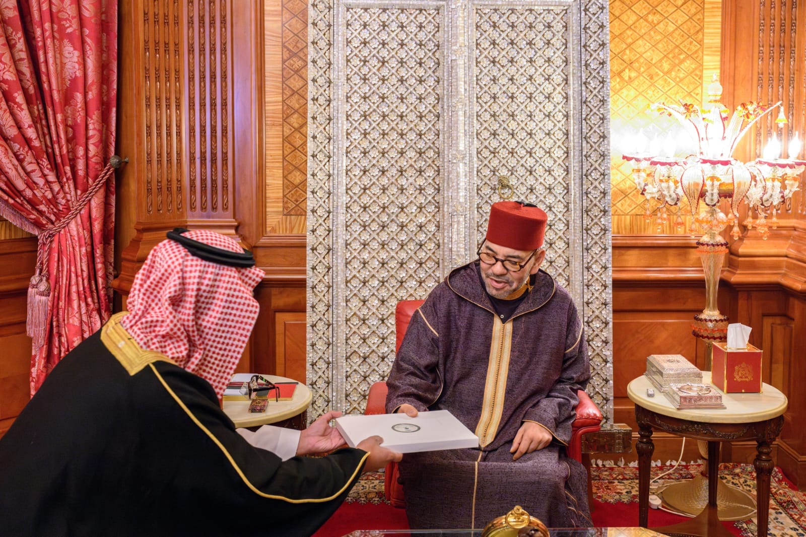 Le Roi reçoit le ministre d’État saoudien, porteur d’un message du roi Salmane Ben Abdelaziz Al Saoud Le Roi reçoit le ministre d'État saoudien, porteur d'un message du roi Salmane Ben Abdelaziz Al Saoud