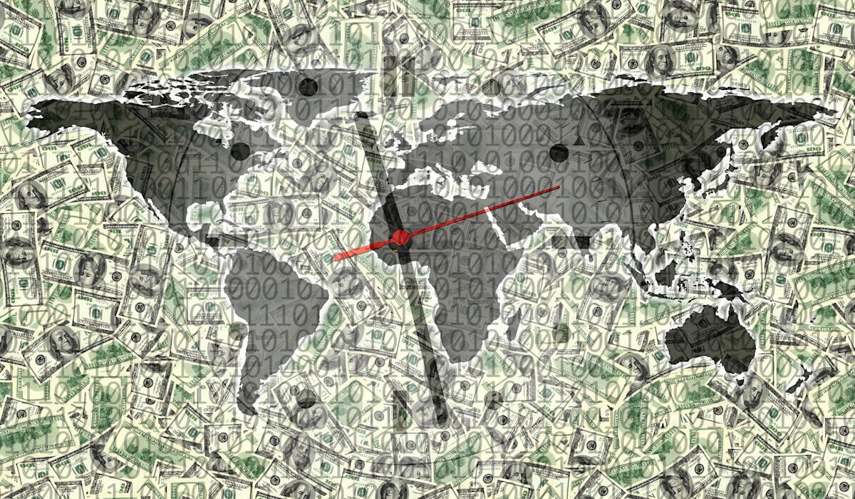 La carte du monde sur fond de dollars américains