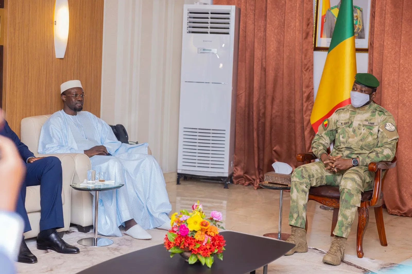 Le président Malien Assimi Goita reçoit le Premier ministre sénégalais Ousmane Sonko en audience à Bamako © DR Ousmane Sonko en visite officielle au Mali
